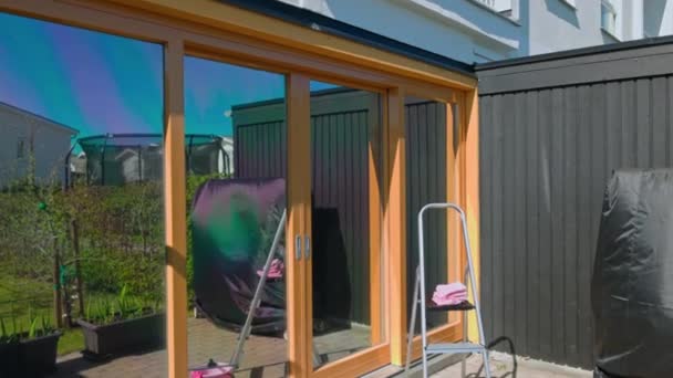 Närbild Fasaden Villa Med Panoramafönster Och Förberedda Fönsterrengöringsmedel Sverige — Stockvideo