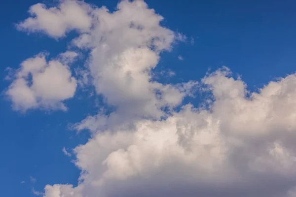 Όμορφη Θέα Του Μπλε Του Ουρανού Άσπρα Σύννεφα Την Ηλιόλουστη — Φωτογραφία Αρχείου
