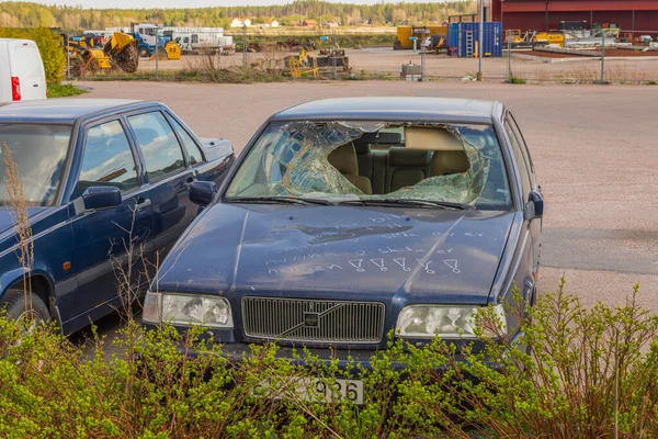 Nahaufnahme Des Beschädigten Volvo Autos Auf Einem Außenparkplatz — Stockfoto