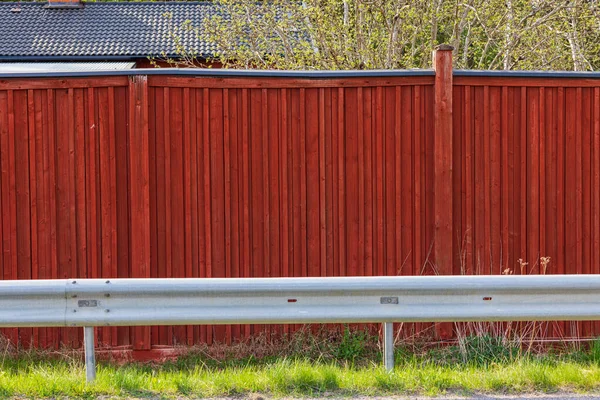 Widok Czerwony Drewniany Płot Dach Dachówki Budynku Mieszkalnego Szwecja — Zdjęcie stockowe