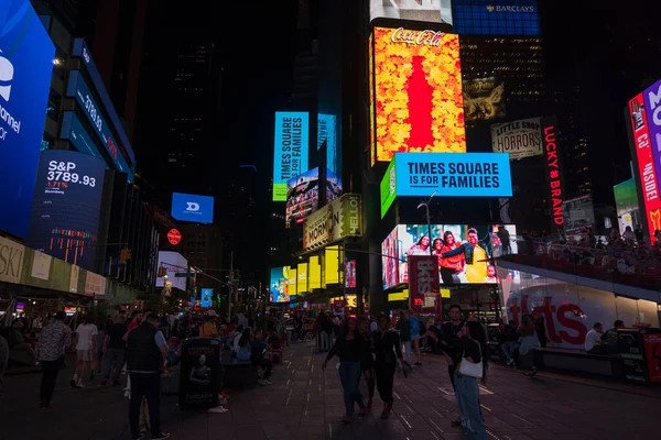 数字广告牌照亮了美国纽约州曼哈顿百老汇大街的夜晚 — 图库照片