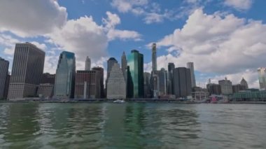 Beyaz bulutlu mavi gökyüzüne karşı Manhattan gökdelenlerinin güzel manzarası. - New York. ABD. 