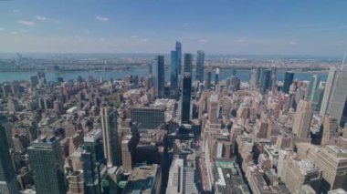 Manhattan ve Hudson nehrinin gökdelenlerinin panoramik manzarası. New York, ABD.