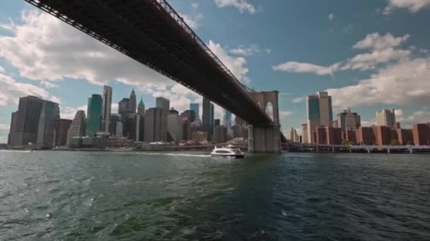 曼哈顿和布鲁克林大桥摩天大楼的美丽景色 与经过的船只在哈德逊河与蓝天白云相映成趣 — 图库视频影像
