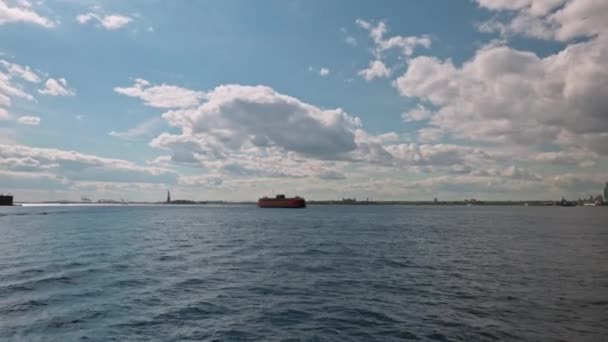 Άποψη Του Staten Island Τουριστικό Πλοίο Διέρχεται Κατά Μήκος Του — Αρχείο Βίντεο