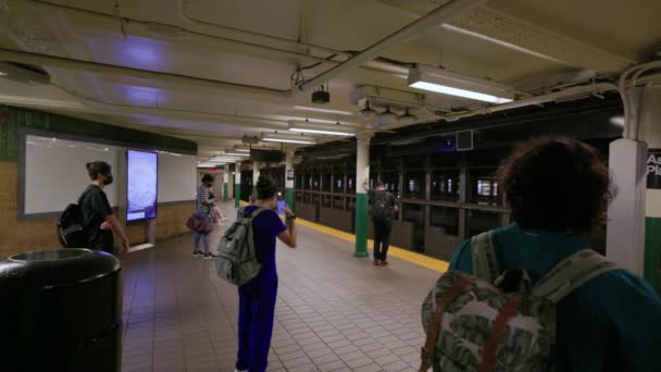 Zicht Mensen Die Wachten Trein Station Astor Place Metro Naar — Stockvideo
