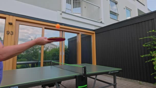 Nahaufnahme Einer Frau Die Mit Einem Tischtennisball Spielt Zeitlupe Schweden — Stockvideo