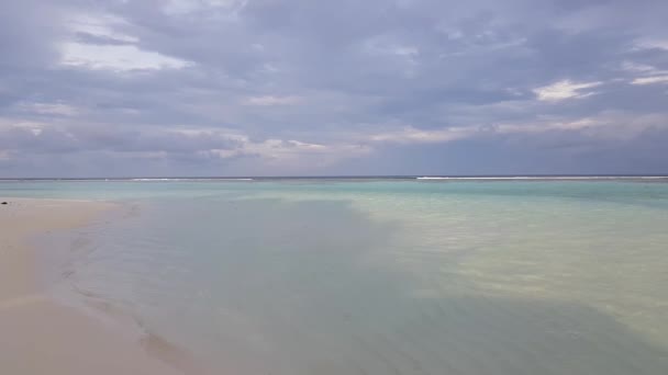 在马尔代夫的白色沙滩上 美丽的印度洋绿松石水景 — 图库视频影像