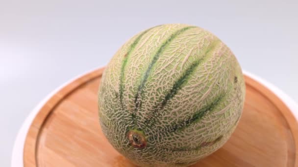 Vista Ravvicinata Del Melone Cantalupo Rotante Tagliere Legno Isolato — Video Stock