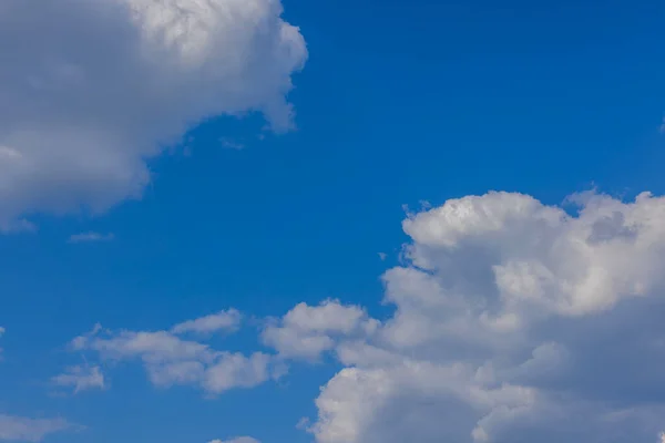 Bella Vista Nuvole Bianche Nel Cielo Blu — Foto Stock