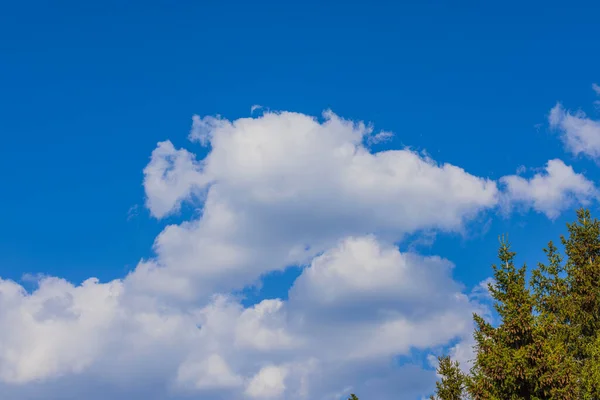 Όμορφο Φυσικό Υπόβαθρο Φουντωτά Άσπρα Σύννεφα Μπλε Φόντο Του Ουρανού — Φωτογραφία Αρχείου