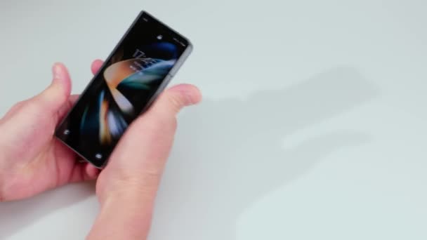 Man Open Surfen Youtube Mobiele Telefoon Samsung Fold — Stockvideo