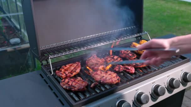在室外煤气炉上烤玉米和肉的景象 健康食品概念 — 图库视频影像