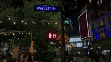 Manhattan 'daki Broadway 35. Cadde' nin gece görüşü yayalar için kırmızı trafik ışığı ışığıyla bekleyiş süresinin geri kalanını geri sayıyor. - New York. ABD. 