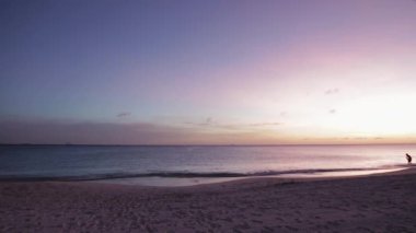 Karayipler 'de inanılmaz güzel, renkli gün batımı. Aruba Adası.  