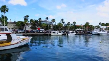 Oranjestad şehir merkezinin manzarası. Arabalar için park yeri, yatlar ve tekneler için demirleme yeri. Aruba. 