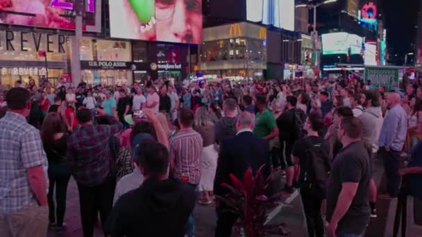 Vista Pessoas Broadway Noite Olhando Redor Tirando Fotos Nova Iorque — Vídeo de Stock