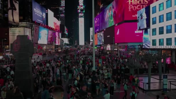 Times Meydanı Nın Kırmızı Merdivenli Manzarası Gece Broadway Yürüyen Insanlar — Stok video