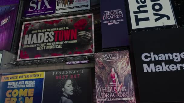 Közelről Láthatjuk Éjszakai Broadway Reklámtábláinak Neonfényeit New York Ban Egyesült — Stock videók