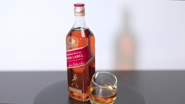 Vista Botella Giratoria Whisky Johnnie Walker Red Label Vaso Bebida — Vídeos de Stock