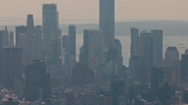Вид Небоскребов Плотно Застроенного Манхэттена Фоне Дымного Неба Нью Йорк — стоковое видео