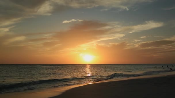Piękny Widok Zachód Słońca Oceanie Atlantyckim Piaszczystej Plaży Wyspy Aruba — Wideo stockowe