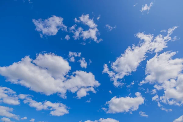 太陽の下で青い空に白い雲の美しい景色 — ストック写真