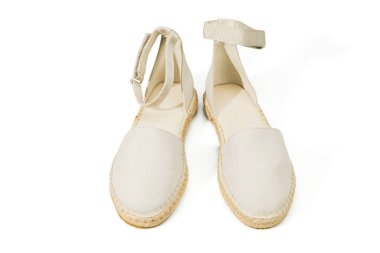 Beyaz arkaplanda yumurta kabuğu espadrilles ayakkabılarının makro görüntüsü. 