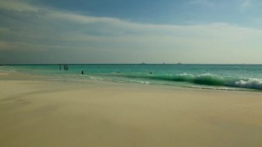 Atlantik Okyanusu 'nda, kumlu kıyılarda dalgaların dalgalandığı Eagle Beach manzaralı güzel bir gün batımı manzarası. Aruba.