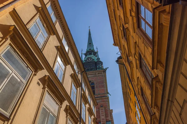 Piękny Widok Wieży Starych Budynków Tle Błękitnego Nieba Sztokholm Szwecja — Zdjęcie stockowe
