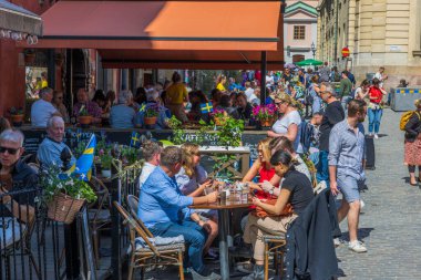 İnsanlar açık hava restoranında İsveç Ulusal Günü 'nü kutluyor.. 