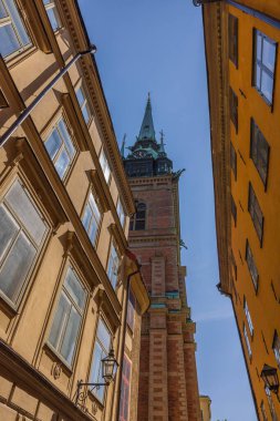 Mavi arka plandaki eski binaların güzel manzarası. Stockholm, İsveç. 