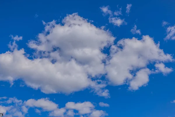 Крупним Планом Вид Білі Хмари Блакитному Небі Сонячний День — стокове фото