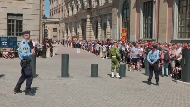 Столбы Барьерного Ограждения Поднимаются Земли Улице Возле Королевского Дворца Стокгольме — стоковое видео