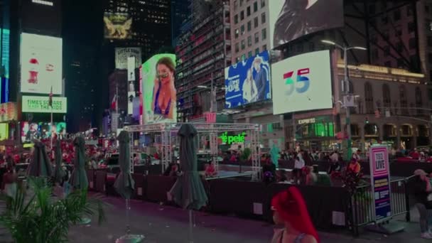 Krásný Výhled Times Square Červenými Schody Lidmi Kráčejícími Noci Broadwayi — Stock video