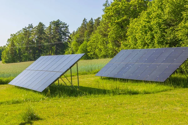 Vista Ravvicinata Dei Grandi Pannelli Solari Installati Terra Svezia — Foto Stock