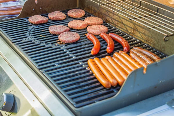 在室外煤气炉上烤汉堡包和香肠的近景 健康食品概念 — 图库照片