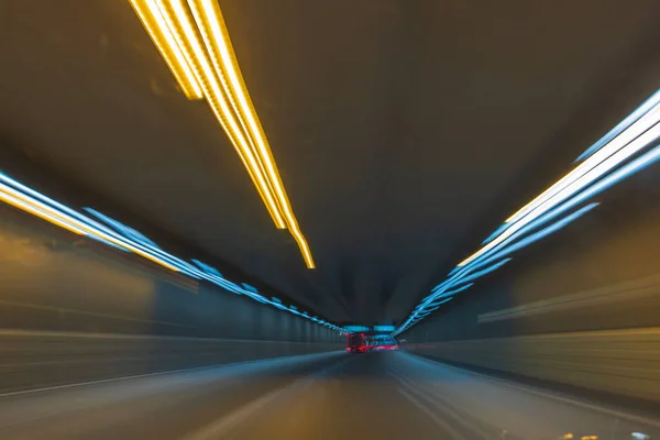 Piękny Rozmyty Widok Drogę Tunelową Wewnątrz Poruszającego Się Pojazdu Abstrakcyjne — Zdjęcie stockowe