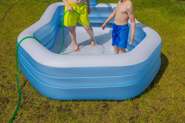 Zwei Jungen Füllen Aufblasbares Freibad Auf Hinterhof Mit Wasser Schweden — Stockfoto
