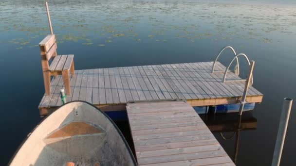 Close Widok Jezioro Łodzi Zaparkowany Molo Tle Wody Szwecja — Wideo stockowe