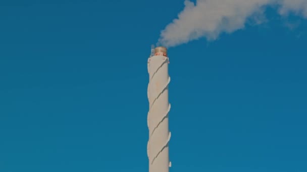 Zavřít Pohled Kouř Vycházející Komína Proti Modré Obloze Ekologie Koncepce — Stock video