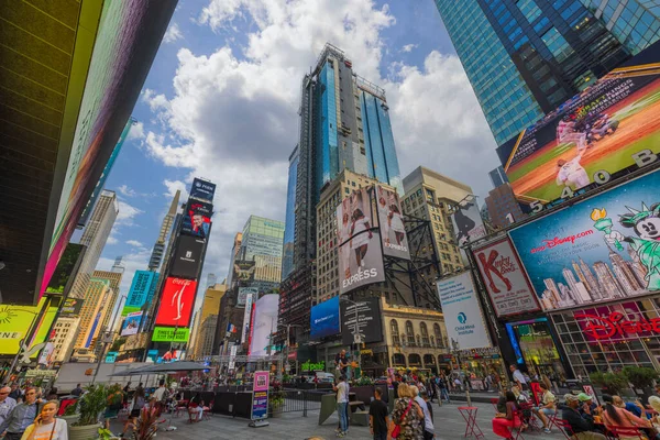 纽约曼哈顿百老汇大街上被摩天大楼环绕的人的全景 — 图库照片