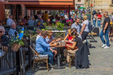 Açık hava restoranında İsveç Ulusal Günü 'nü kutlayan insanların yakın görüntüsü. Stockholm. İsveç.