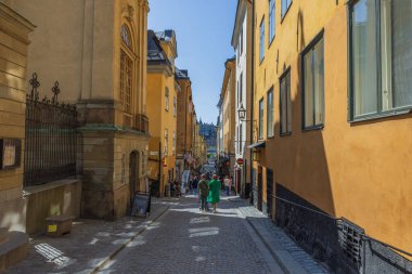 Stockholm 'ün eski kasabasının dar kaldırımlı sokaklarındaki insanların güzel manzarası. İsveç. Stockholm. 