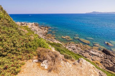 Rodos adasındaki Akdeniz 'in dağlardan turkuaz sularına güzel bir manzara.