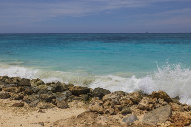 Turkuaz dalgaların muhteşem manzarası Karayipler 'de kumlu sahil kayalıkları Aruba adasının kayalık sahillerinde.
