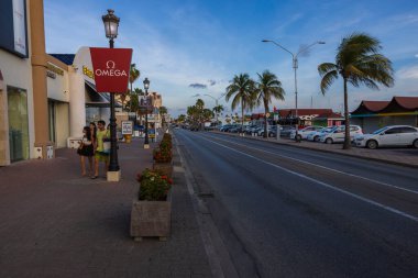 Oranjestad şehir merkezinde gün batımında park etmiş arabalarla güzel bir otoyol manzarası.. 