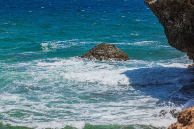 Atlantik okyanus dalgalarıyla yıkanmış muhteşem kayalık kıyı manzarası. Aruba. 
