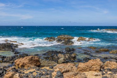Doğanın güzel manzarası. Karayip dalgaları tarafından kıyıya vurulan taş kıyısı. Aruba.