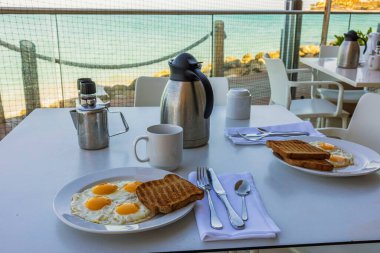 Atlantik Okyanusu kıyısındaki açık hava otel restoranının kahvaltı masasının yakın görüntüsü. Aruba.